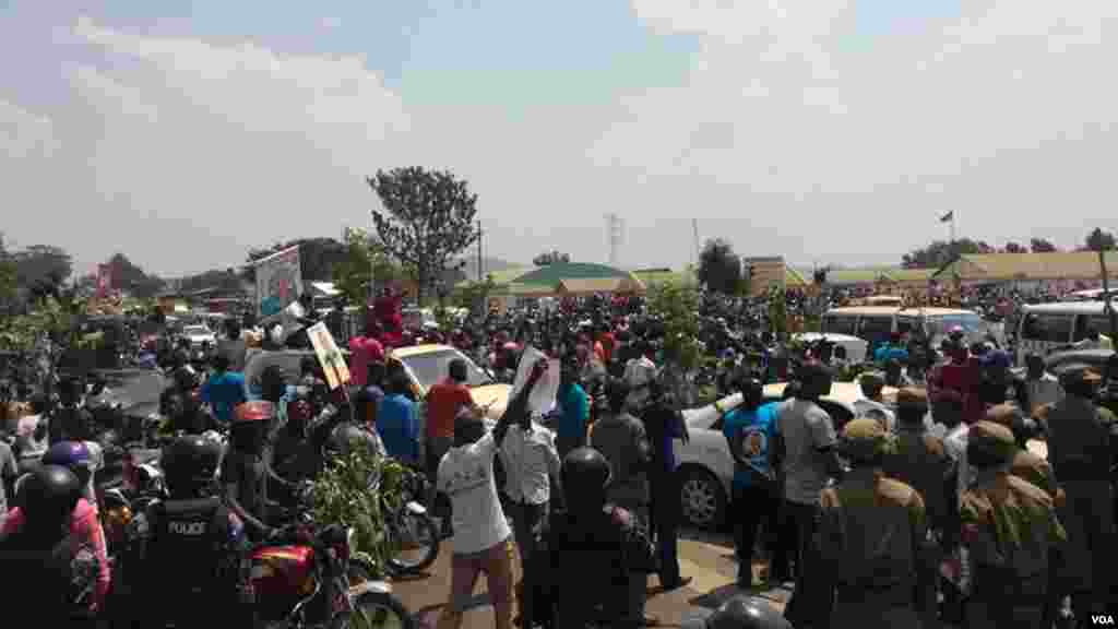Les partisants Kizza Besigye protestent aprés son arrestation à Kampala, Ouganda, 15 février 2015.