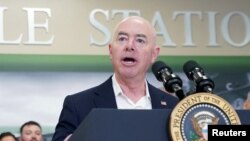 (ARCHIVO) El secretario de Seguridad Nacional de Estados Unidos, Alejandro Mayorkas habla durante la visita del presidente a la frontera entre Estados Unidos y México en Brownsville, Texas, Estados Unidos, el 29 de febrero de 2024.