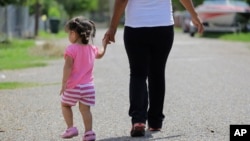 Ilegalna imigrantkinja u Texasu sa svojom kćerkom (Foto: AP/Eric Gay)