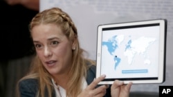 Lilian Tintori dijo que es "ilegal" e "inhumano" que el Sebin ingrese a su casa con armas en presencia de niños.