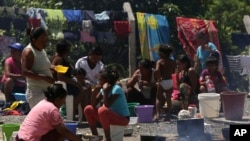 Según datos gubernamentales, más de 800 venezolanos ingresan al país todos los días, reportó ACNUR y son ubicados en centros de refugio.