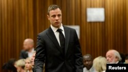 Bintang Olimpiade dan Paralympic Africa Selatan Oscar Pistorius di pengadilan North Gauteng, Pretoria (Foto: dok).
