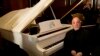 Billy Joel poses et son piano à New York (Photo AP)