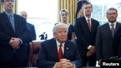 Le président américain Donald Trump lors de la signature à la Maison-Blanche d'un mémorandum ordonnant une enquête sur l'impact de l'acier importé sur l'économie américaine, Washington, le 20 avril 2017.