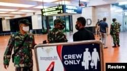 Des soldats indonésiens à l'aéroport international de Soekarno-Hatta, le 9 janvier 2021.