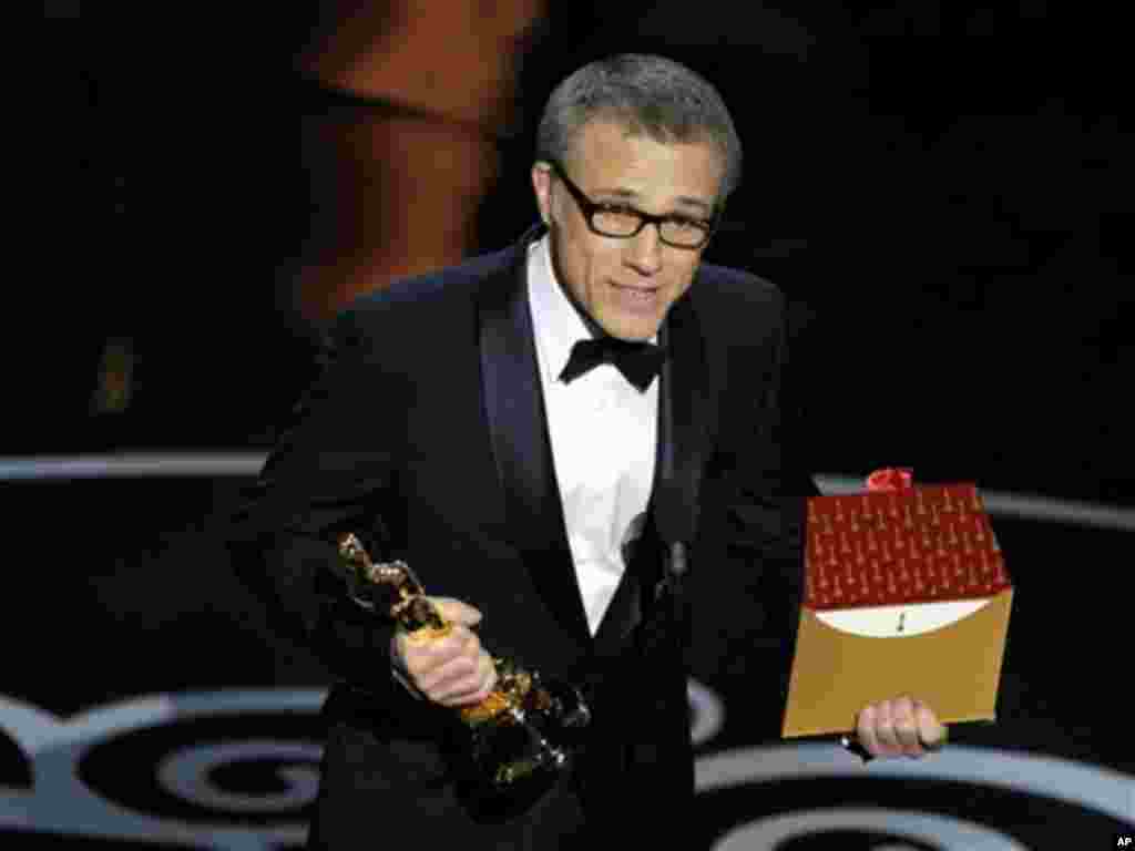 Christoph Waltz saat menerima penghargaan sebagai aktor pendukung terbaik dalam film "Django Unchained" pada Academy Awards ke-85 di Dolby Theatre, Los Angeles (24/2). (AP/Chris Pizzello/Invision)