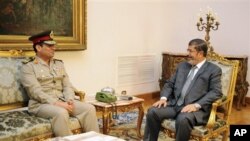 Misr Mudofaa vaziri general-leytenant Abdul Fattoh al-Sissiy (chapda) va prezident Muhammad Mursiy, Qohira, 13-avgust, 2012-yil