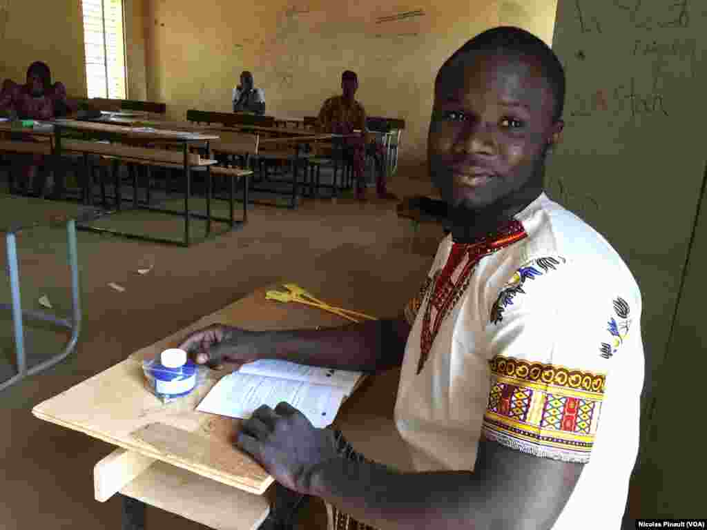 L'assesseur du bureau de vote de Yantala Haut CEG 6 de Niamey, 21 février 2016 (VOA/Nicolas Pinault)