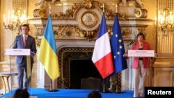 Глава МИД Украины Дмитрий Кулеба и министр иностранных дел Франции Катрин Колонна проводят совместную конференцию в Париже. 29 августа 2023 г.