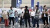 Aeropuerto de Hong Kong reanuda vuelos y se delimitan las protestas