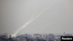 Jejak asap di udara terlihat setelah peluncuran roket dari Jalur Gaza ke arah Israel, Rabu (24/10).