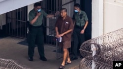 記者從監獄外遠距離拍攝到被關押獄中的黎智英從囚室出外放風的情況。