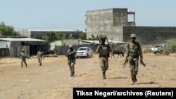 Les membres de la Force spéciale d'Amhara retournent à leur base militaire après avoir combattu le Front populaire de libération du Tigré (TPLF), à Danasha, dans la région d'Amhara, près d'une frontière avec le Tigré, en Éthiopie, le 9 novembre 2020.