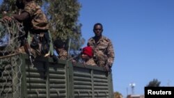 Tentara Etiopia mengendarai truk di dekat Kota Adigrat, di Wilayah Tigray, Etiopia, 18 Maret 2021. 