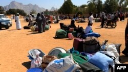 Pessoas deslocadas pela guerra em curso no Sudão regressam a Wad Madani, no estado de Jazira, a 6 de fevereiro de 2025, depois de a cidade ter sido retomada pelo exército sudanês aos paramilitares das Forças de Apoio Rápido (RSF).
