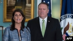 Menteri Luar Negeri AS Mike Pompeo dan Duta Besar AS untuk PBB Nikki Haley berbicara di kantor Departemen Luar Negeri di Washington DC, 19 Juni 2018. 