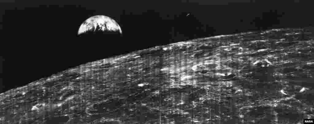 Первый снимок Земли с Луны, 23 августа 1966 Впервые Земля была сфотографирована с поверхности другого небесного тела в 1966 году. Этот снимок был сделан аппаратом Lunar Orbiter 1; на нем видна часть Земли (регионы, расположенные между Малой Азией и южной оконечностью Африки). Впоследствии снимки, полученные в ходе миссии Lunar Orbiter, использовались для определения мест безопасной посадки для пилотируемых аппаратов «Аполлон». 📸: NASA
