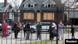 Residentes de Detroit hacen fila para someterse a una prueba gratuita del coronavirus en el Sheffield Center en Detroit, Michigan, el 28 de abril de 2020.