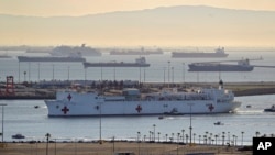 El barco hospital Mercy cuando entraba al Puerto de Los Ángeles el viernes. 