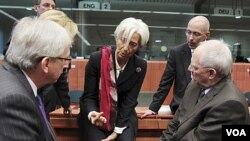 Kepala IMF Christine Lagarde (tengah) hadir dalam pertemuan para pejabat keuangan 17 negara Eropa di Brussels, Belgia (21/10).