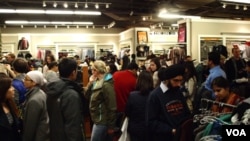 Las tiendas estaban repletas de gente toda la noche.