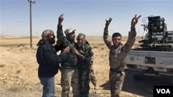Rebeldes libios celebran en las afueras de Brega tras atacar a las fuerzas de Gadhafi, ahora el líder libio pide a Obama detener los ataques de la OTAN.