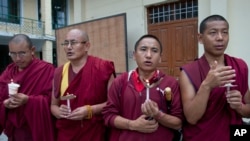 Exile Tibetan Buddhist monks participate in a candlelit vigil to remember Tibetan lama Tenzin Delek Rinpoche, in Dharmsala, India, July 13, 2015. 