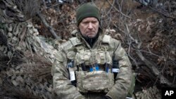 Військовослужбовець 12-ї бригади спеціального призначення "Азов" Національної гвардії на передовій, поблизу Кремінної, Луганська область, 28 січня 2024 р. Фото: AP Photo/Efrem Lukatsky