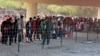 Miles de migrantes en el limbo bajo un puente fronterizo en Texas