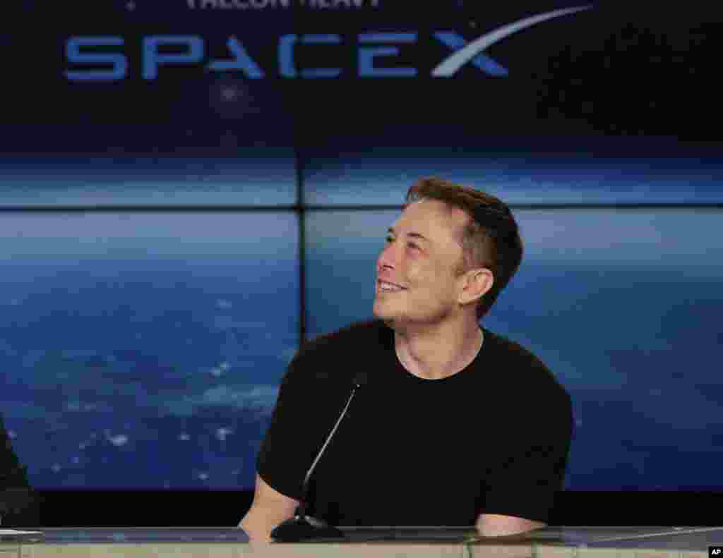 2018年2月6日,太空科技公司SpaceX的首席执行官和首席设计师马斯克在新闻发布会上讲话。中方欢迎马斯克领导的特斯拉公司在上海建厂。中国一直寻求在先进电能车科技方面吸引更多的人才和投资。特斯拉四年前开始在中国销售汽车。中国是世界上最大的电能车辆市场。特斯拉和其他电能汽车制造商过去一直不愿在中国开设工厂,因为中国政府要求它们与当地的中国企业分享科技,而这可能会使这些中国企业成为它们未来的竞争对手。