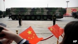 Parade kendaraan militer China, menampilkan rudal balistik DF-41 dalam peringatan 70 tahun berdirinya Komunis China di Beijing, 1 Oktober 2019. (AP Photo/Mark Schiefelbein, File)