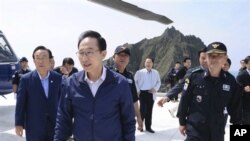 南韓總統李明博(中)星期五到達南韓稱為“獨島”﹑日本稱為“竹島”的島嶼訪問