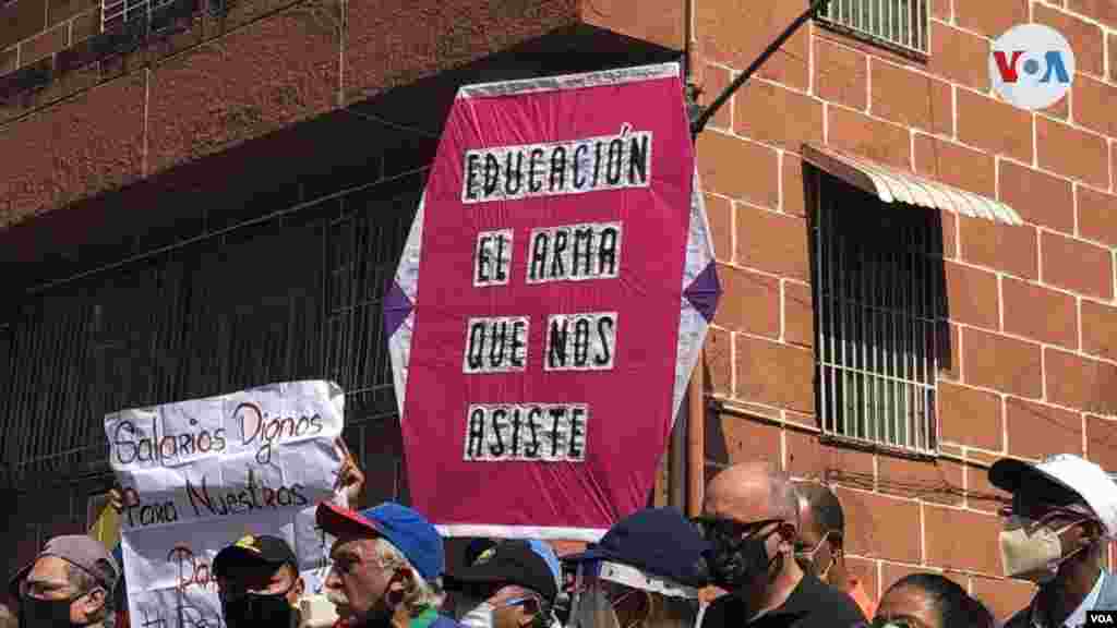 Una de las peticiones es que el sueldo de los educadores sea de al menos 600 dólares.