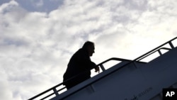 Državni sekretar SAD Majk Pompeo ulazi u avion pred poletanje sa londonskog Stensted aerodroma, severno od Londona, 9. maja 2019.