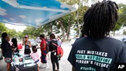 En Hadley Park, Miami, se promociona la campaña "Si a la 4", para promover la votación sobre la cuarta enmienda.
