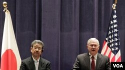 Menhan AS Robert Gates (kanan) didampingi Menhan Jepang Toshimi Kitazawa dalam konferensi pers di Tokyo, Kamis 13 Januari 2011.