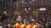 Des dizaines de milliers de manifestants contre la violence policière à Barcelone