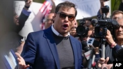 ARCHIVO: El representante George Santos habla con los reporteros al salir de un tribunal federal de Nueva York el 10 de mayo de 2023.