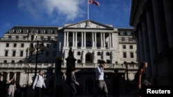 Gente pasa frente al Banco de Inglaterra durante la hora pico de la mañana, en medio de la pandemia de la enfermedad por coronavirus (COVID-19) en Londres, el 29 de julio de 2021.