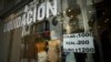 Un negocio en Buenos Aires muestra los distintos tipos de cambio que maneja, el 21 de noviembre de 2023.