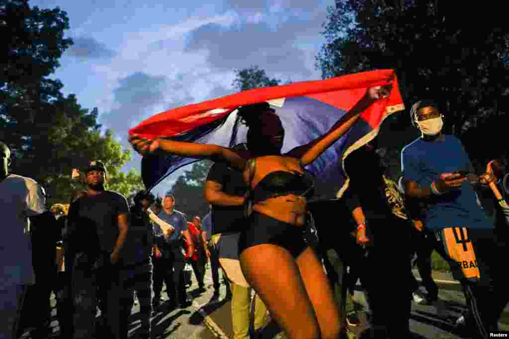 Moun sa yo ap pran plezi yo nan festival J'ouvert la nan Brooklyn, Nouyok siti, 6 Septanm, 2021.