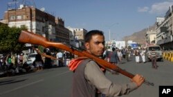 Seorang pemberontak Syiah Houthi Shiite bergabung dalam protes atas serangan udara Saudi di Sana'a, Yaman (1/4).