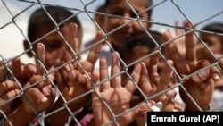 Des enfants Syriens réfugiés dans un camp à Suruc, à la frontière turque 