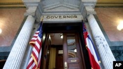 Državna zastava Misisipija i američka zastava ispred kancelarije guvernera u Džeksonu, glavnom gradu Misisipija