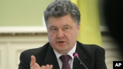 Ukrainian President Petro Poroshenko addresses the media in the Ukrainian presidential office in Kyiv, Dec. 22, 2014.