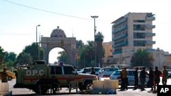 Las fuerzas de seguridad iraquíes cierran la Zona Verde mientras endurecían las medidas de seguridad horas después del intento de asesinato del primer ministro en Bagdad, Irak. Noviembre 7, 2021.