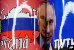 Šolje za kafu sa likom predsednika Rusije Vladimira Putina, u prodavnici suvenira u glavnoj pešačkoj zoni u centru Beograda, 16. januara 2023.