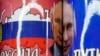Šolje za kafu sa slikama ruskog predsjednika Vladimira Putina se prodaju u glavnoj pješačkoj ulici u centru Beograda, Srbija, ponedjeljak, 16. januara 2023.
