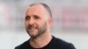  L'entraîneur algérien Djamel Belmadi à Doha, le 17 avril 2018. / AFP PHOTO / KARIM JAAFAR