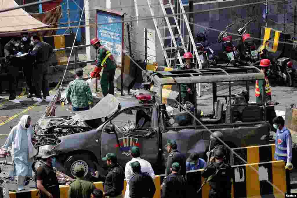 دھماکے کے بعد جائے واقعہ کو سیل کردیا گیا ہے اور پولیس اور قانون نافذ کرنے والے دیگر اداروں کے اہلکار وہاں سے شواہد اکٹھے کر رہے ہیں۔